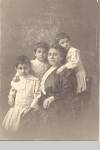 Сара ханым с матерью и сестрами