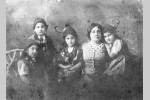 Сара ханым с матерью, сестрами и братом